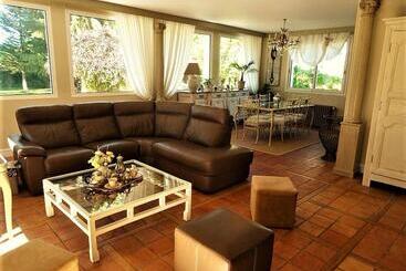 Aamiaismajoitus (B&B) Villa La Clef Des Champs