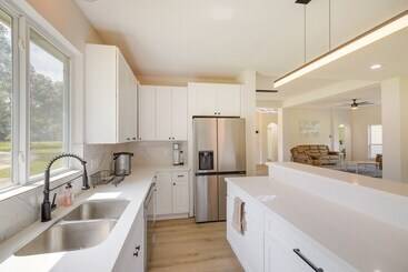 بيت ريفى Airy Dayton Vacation Home W/ Deck + Private Yard!