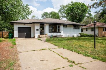 Hus på landet Charming & Bright Crystal Home W/ Fire Table!