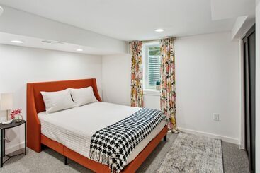 Сельский дом Charming & Bright Crystal Home W/ Fire Table!