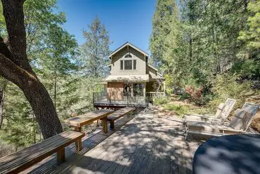 Mökkimajoitus Meadow Vista Mountain Escape W/ River Views!