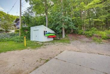 Mökkimajoitus Lake Retreat W/ Fire Pit: Pierson Paradise!