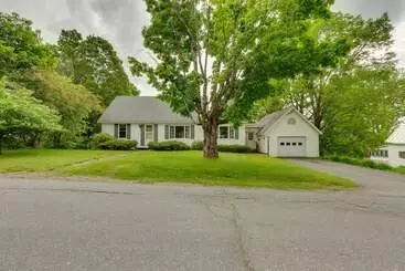 Mökkimajoitus Cape House In Farmington W/ Shared Outdoor Pool!