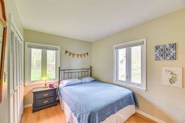 קוטג'' Charming Canandaigua Lake House W/ Deck & Views!