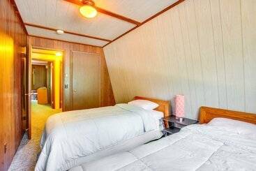 بيت ريفى Crystal Mountain Cabin W/ Cozy Fireplace!