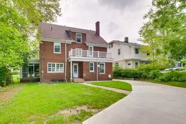 Mökkimajoitus Cleveland Heights Retreat: Close To Everything!