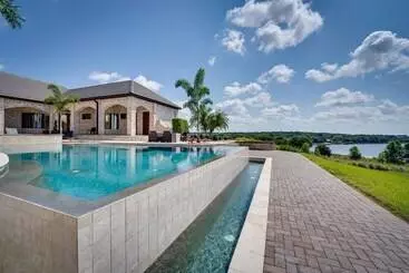 Mökkimajoitus Groveland Home W/ Pool: Luxurious Lakefront Oasis!
