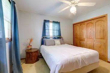 Mökkimajoitus Hart Haven W/ Cozy Fireplace, Deck & Grill!