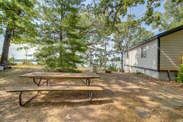 Quinta ou Casa Rural Lakefront Grove Retreat: Private Boat Slip & Dock!