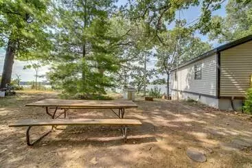 Mökkimajoitus Lakefront Grove Retreat: Private Boat Slip & Dock!