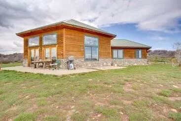 Mökkimajoitus Norwood Home On 36 Acres: Hunting, Fishing & More!