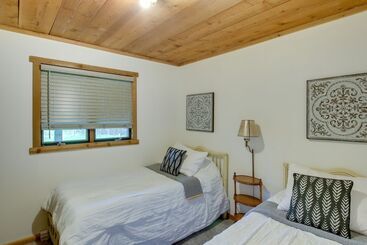 קוטג'' Riverfront Escape In Shawano On 3 Private Acres!