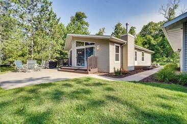 Hus på landet Sarona Serenity: Lakeside Retreat W/ Boat Dock!