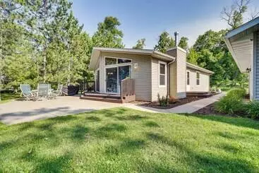 コテージ Sarona Serenity: Lakeside Retreat W/ Boat Dock!