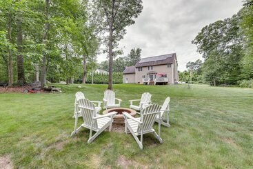 Gîte Rural Spacious Connecticut Home Deck, Grill & Fire Pit