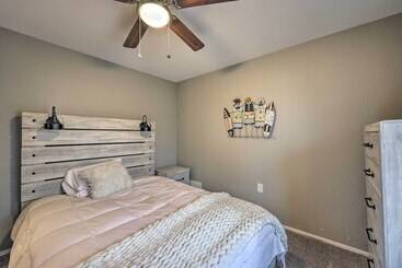 별장 Deck & Views: Spacious Lake House Escape