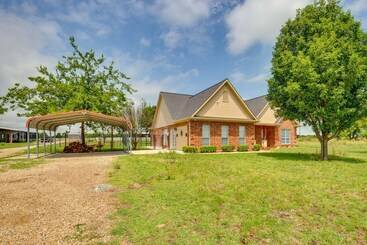 Hus på landet Stunning Van Alstyne Retreat W/ Patio & Fireplace!