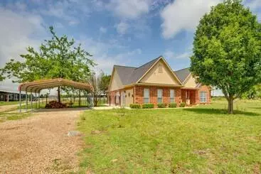 コテージ Stunning Van Alstyne Retreat W/ Patio & Fireplace!