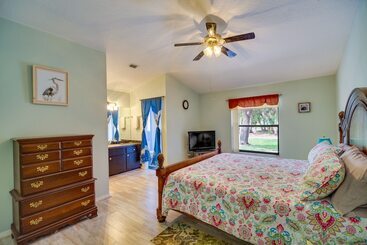 Dom wiejski Pet Friendly Sebastian Home: W/ Porch + Lake View!