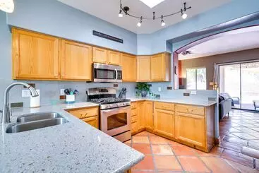 コテージ Luxury Tucson Retreat: Patio, Hot Tub & Fireplace