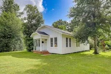 コテージ Port Neches Home Rental: Walk To Tugboat Island!