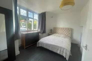 Residenssi Immaculate 2 Bed House In Potters Bar