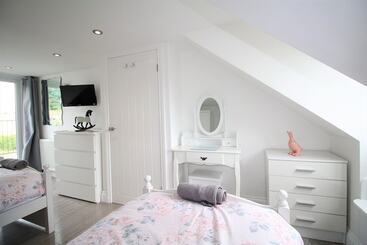 3 Bedrooms 2 Bath Cottage Balcony Garden Dogs Free