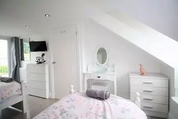 3 Bedrooms 2 Bath Cottage Balcony Garden Dogs Free