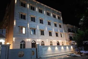 Uptown86 Girls Hostel