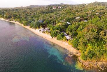 هتل Luna Beach Luxury Boutique Beach Front Resort