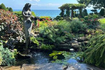 צימר The Wind In The Willows   Luxury Lakefront Oasis