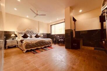 Hotel The River Grand, Mussoorie