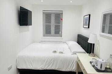 بنسيون Riverside Premium Double Room Garden View E14