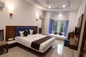 Hotel Paradise Palace & Restaurant, Udaipur