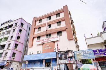 Hotell Spot On Galaxy Executive Lodging