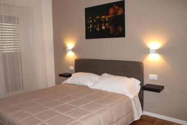 פנסיון Roma Suite Piramide