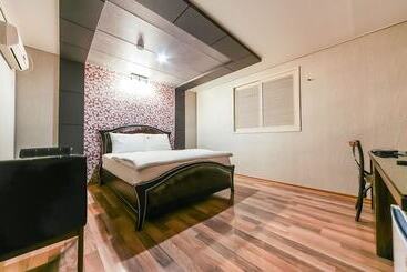 Motel Yeungnam University Autumn Tale