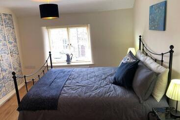 A Stunning And Cosy Character Cob Cottage C1750