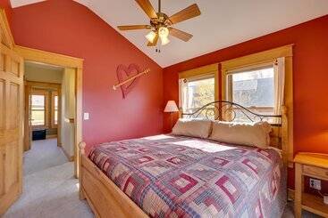 별장 Granby Riverfront Cabin W/ Deck & Mountain View!