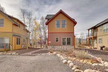 コテージ Granby Riverfront Cabin W/ Deck & Mountain View!