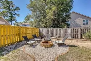 Mökkimajoitus Oak Island Home W/ Screened Porch ~ 1 Mi To Beach!