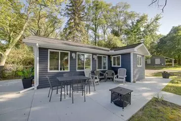 Mökkimajoitus Stylish Grass Lake Retreat   Steps To Park!