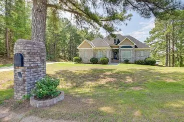 Mökkimajoitus Alabama Retreat W/ Private Pond, Deck & Pool Table