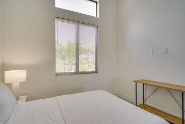 茅舍 Pool & Outdoor Kitchen: Waterfront Cape Coral Home