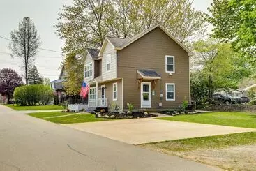 Cottage In Edinboro: Walk To Pat Crawford Beach!