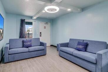 Seaside Boutique Hotel, Waves At Your Doorstep