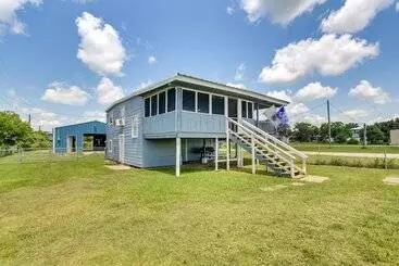 Mökkimajoitus Texas Escape W/ Deck & Fenced In Yard!