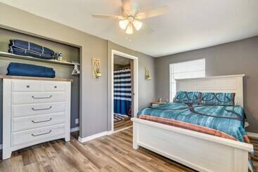 بيت ريفى Texas Escape W/ Deck & Fenced In Yard!