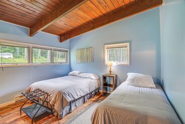 Dom wiejski Alpine House  Modern Delevan Cabin On 2 Acres