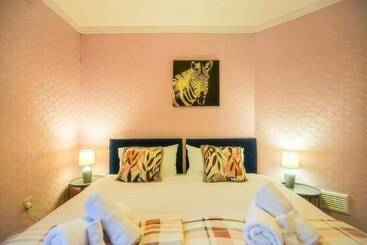 إقامة 3br 6beds Garden Free Parking Wifi Near City Centr